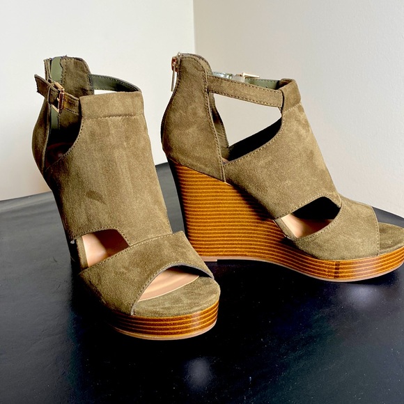 Parker & Sky army green, suede wedges, 4.5 inch heels - Picture 2 of 9